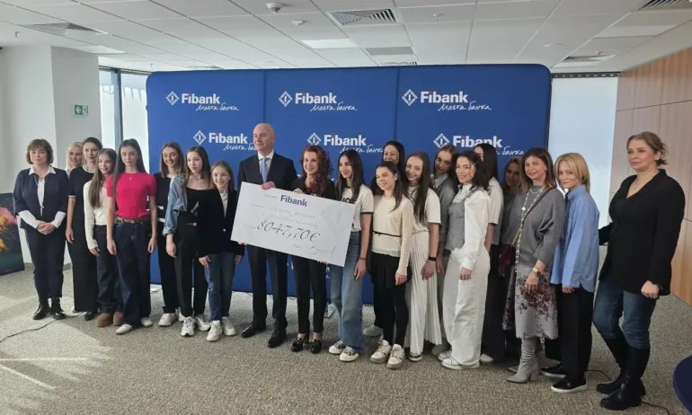 Fibank дари над 8000 евро на федерацията по художествена гимнастика - Tribune.bg