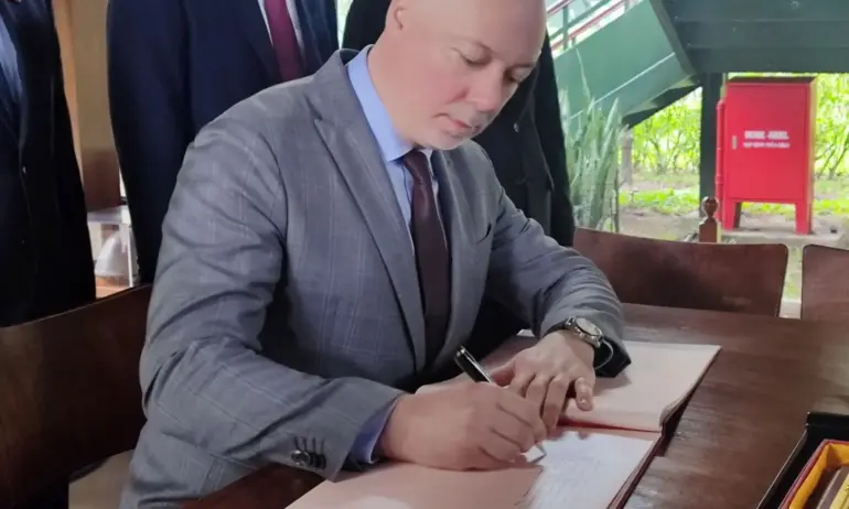 Росен Желязков пита Тагарев защо депутатите не са поканени на ритуала за Богоявление - Tribune.bg