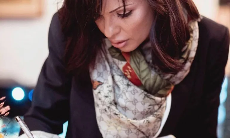 Оставки и протести, а ресторантите, дискотеките и моловете са пълни - Tribune.bg