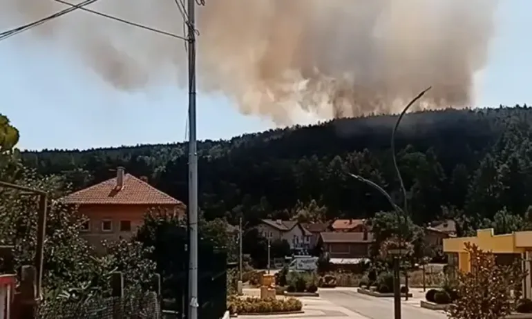 Пожар избухна край Сливница, активираха BG-ALERT - (ВИДЕО) - Tribune.bg