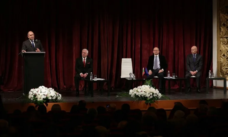 Румен Радев отново в международна изолация - Tribune.bg