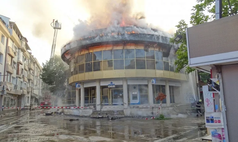 Забраниха достъпа до сградата на Купола в Благоевград след пожара - Tribune.bg