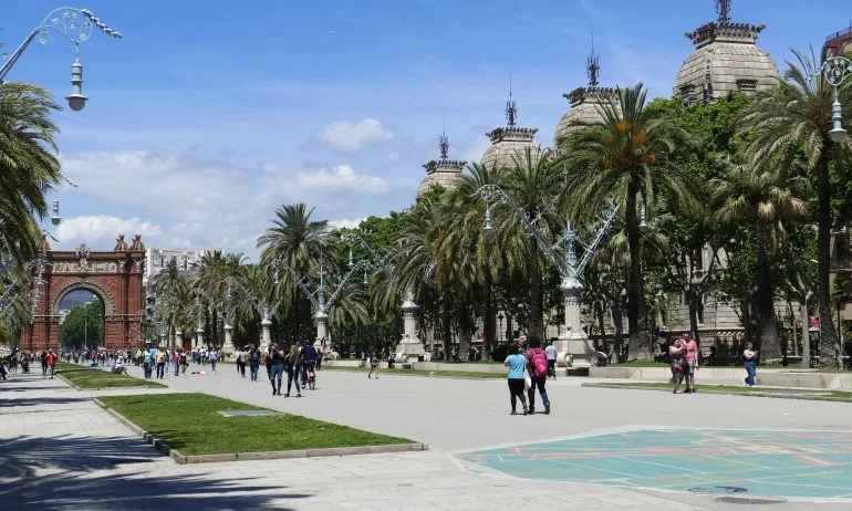 Барселона отново затяга мерките – затваря кина, театри и нощни клубове - Tribune.bg