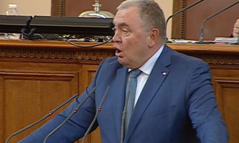 Удавник за сламка: БСП обяви, че управлението още не е започнало, а някой му прави опело - Tribune.bg