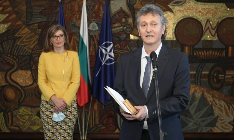 Екатерина Захариева награди бившия ни почетен консул в Намибия - Tribune.bg