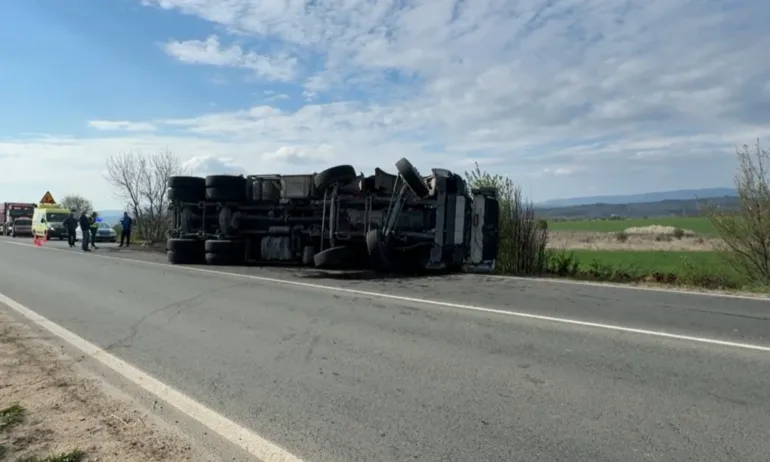 Камион, превозващ асфалтова смес, се преобърна край Казанлък - Tribune.bg