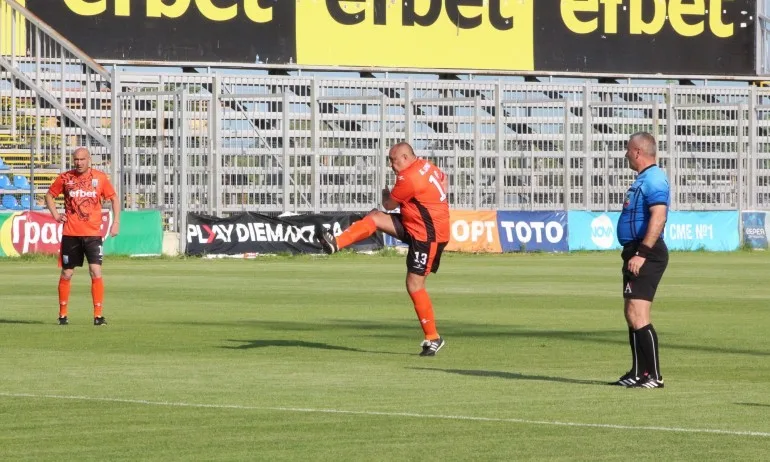 Борисов с гол от фаул, Витоша на полуфинал в първенството за ветерани - Tribune.bg