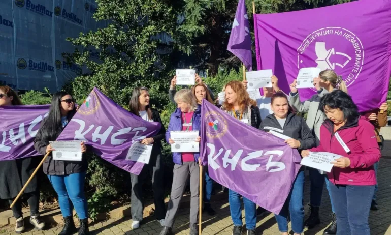 Протести съпътстват заседанието на комисията по бюджет и финанси в парламента - Tribune.bg