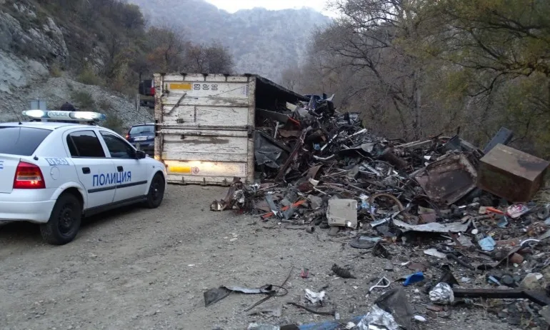 ТИР със скрап се обърна в Кресненското дефиле - Tribune.bg