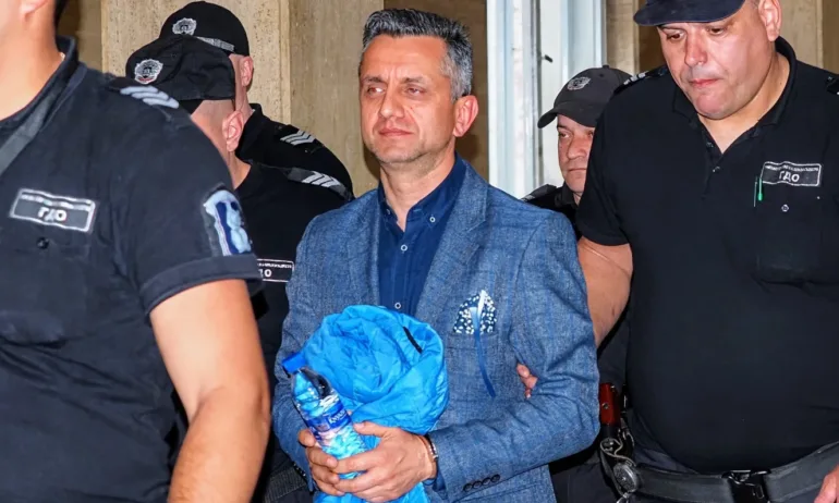 Постоянен арест за директора на Митници-Пловдив за контрабанда на цигари - Tribune.bg