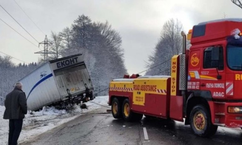 Камион на транспротния министър се обърна край Банско, пътят е блокиран - Tribune.bg