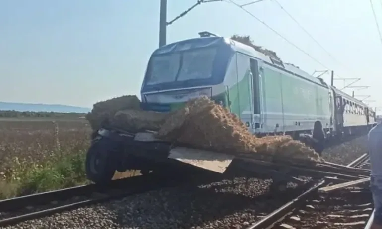 Влак блъсна каруца край Карлово – дете загина, бащата е в тежко състояние - Tribune.bg