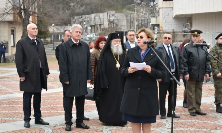Ловеч празнува Трети март с гражданско поклонение и тържествен военен ритуал - Tribune.bg