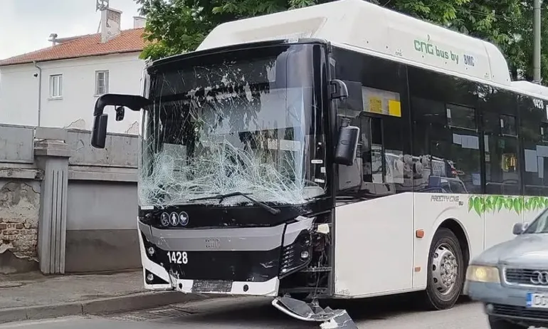 Спирачката на шофьора на автобуса потънала, продължил напред, вместо да завие, за да не се вреже в спирка - Tribune.bg
