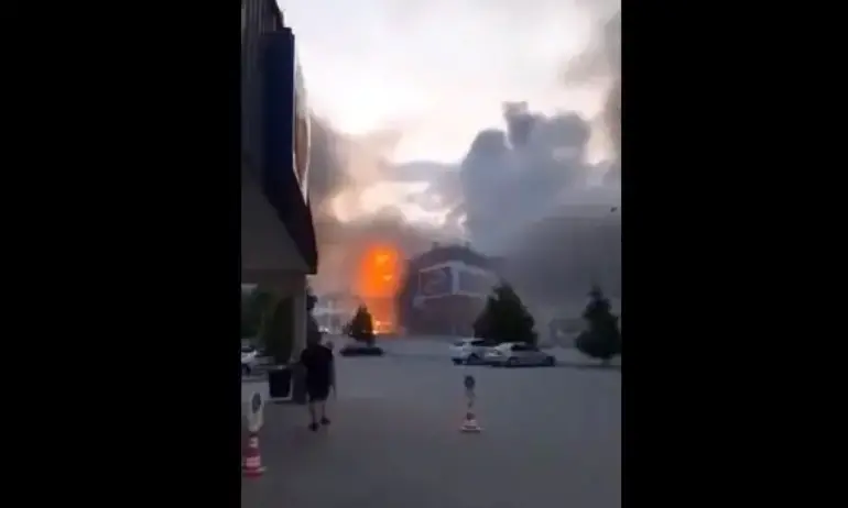 Голям пожар гори в търговски център в Гоце Делчев. Сигналът