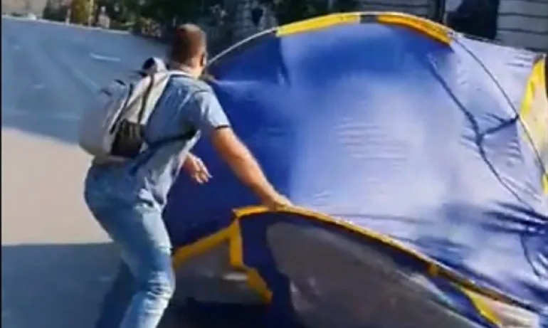 Столичани разбутаха незаконния лагер на протестиращите пред Ректората - Tribune.bg