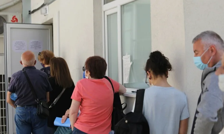 Опашки от чакащи за ваксинация и на Великден - Tribune.bg