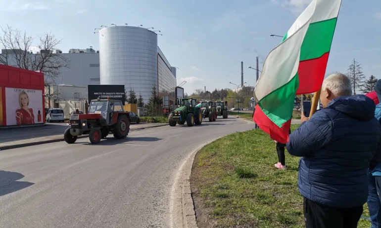 Зърнопроизводители с нова блокада на пътя за Румъния - Tribune.bg