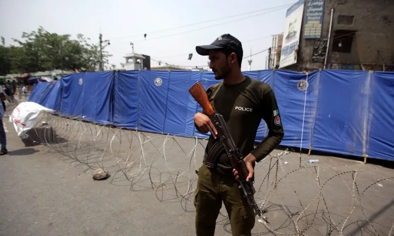 Въоръжени атакуваха хотел в Пакистан - Tribune.bg