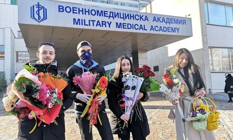 Цветя за медиците на фронта срещу COVID-19 - Tribune.bg