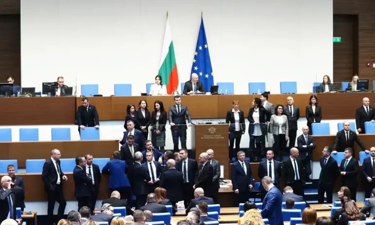 Възраждане и ИТН напуснаха пленарната зала, не искат да участват в промените на Конституцията (ОБНОВЯВА СЕ) - Tribune.bg