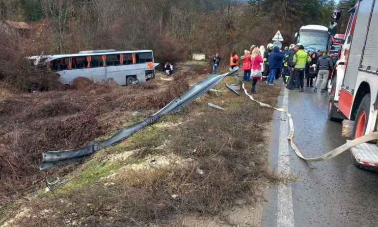 10 души пострадаха при катастрофа на автобус и камион на пътя Русе - Бяла - Tribune.bg