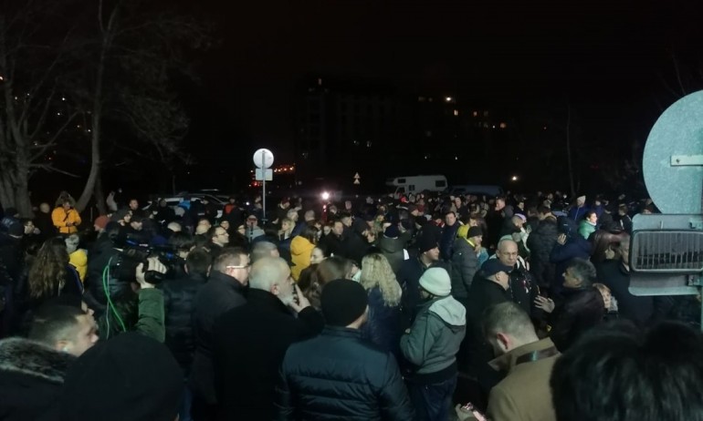 По заповед на Рашков отведоха Борисов в ГДНП, стотици протестират (СНИМКИ+ВИДЕА) - Tribune.bg