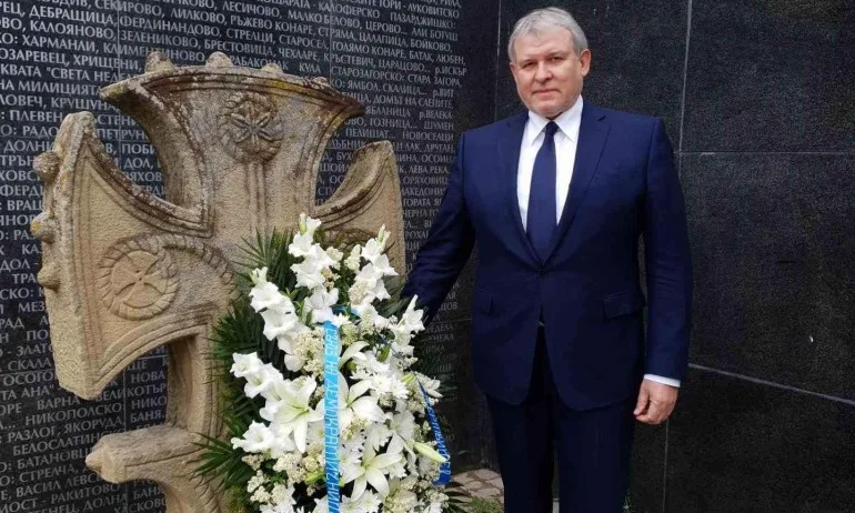 Румен Христов почете жертвите на комунистическия лагер в Белене - Tribune.bg