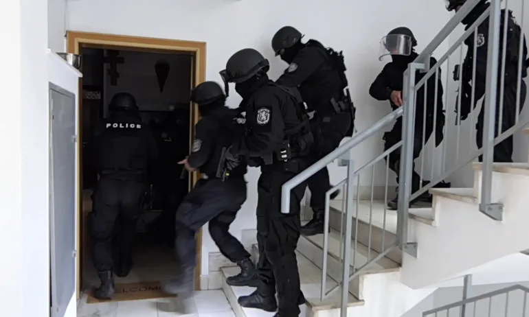 Вдигнаха на крак отряд Кобра, след като психично болен нападна съсед в София и се барикадира - Tribune.bg