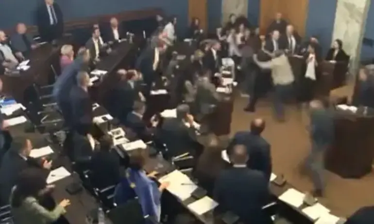 Грузински депутати се сбиха заради чуждестранното влияние (ВИДЕО) - Tribune.bg