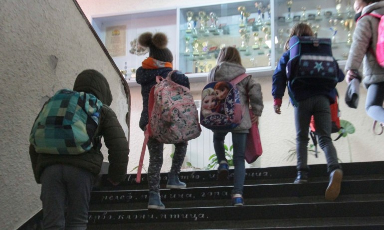Всички ученици в София и още четири области обратно в клас от понеделник - Tribune.bg
