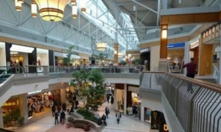 След мерките на Кацаров: Моловете се напълниха с ученици - Tribune.bg