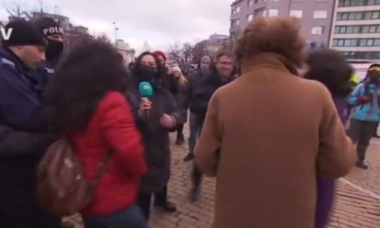 Протестиращи нападнаха екипи на bTV - Tribune.bg