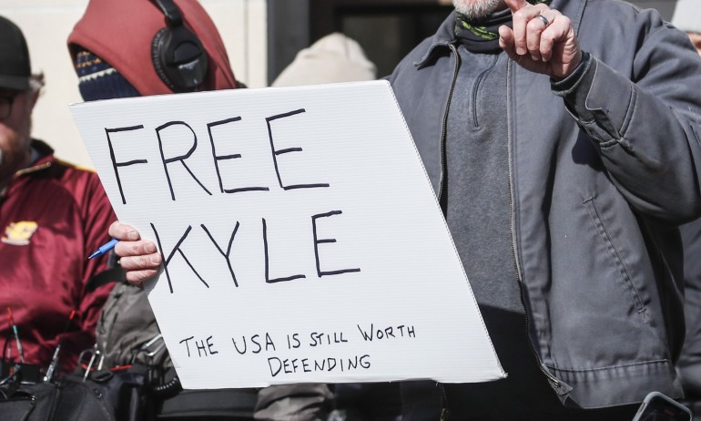 Историята на 18-годишния Кайл Ритенхаус: От обвинение в убийство и расизъм до присъда невинен - Tribune.bg