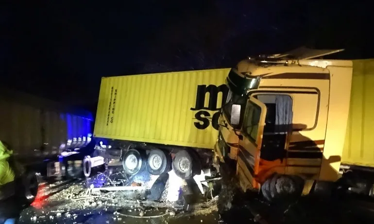 Две катастрофи с ТИР в Кресненското дефиле, движението е блокирано - Tribune.bg