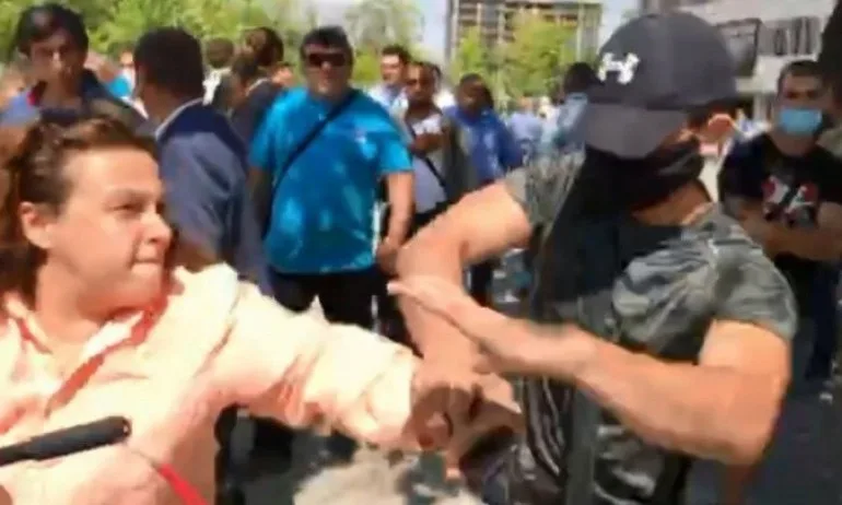 2 години пробоция за мъжа, хвърлил телефона на Полина Паунова - Tribune.bg