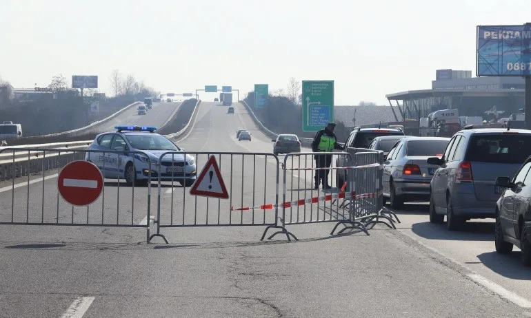 Новите мерки в сила: КПП-та на изходите на областните градове - Tribune.bg