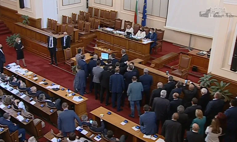 След само няколко дни председателстване: БСП крещяха оставка на Ива Митева - Tribune.bg