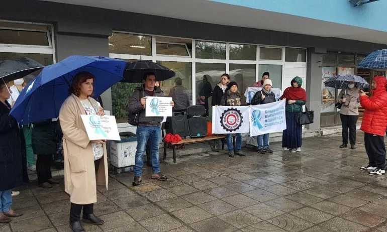 По време на пандемия: Медици излизат на протест заради унизителните си възнаграждения - Tribune.bg