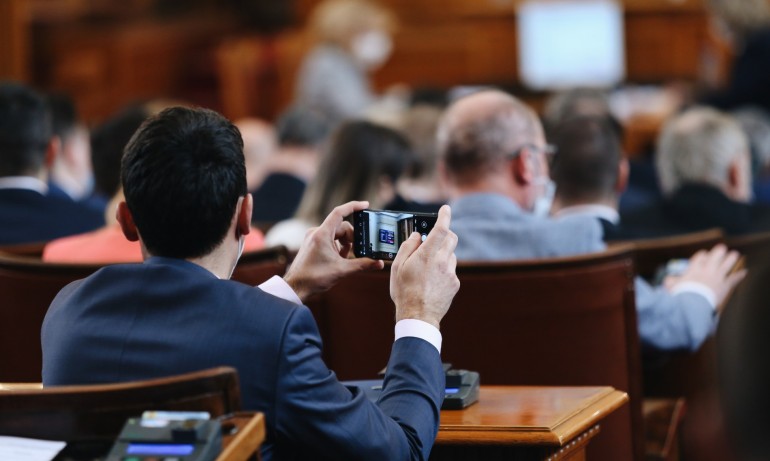 Дебат на високо ниво: Депутатите обсъдиха Кунг-фу Панда и освободиха Цацаров - Tribune.bg