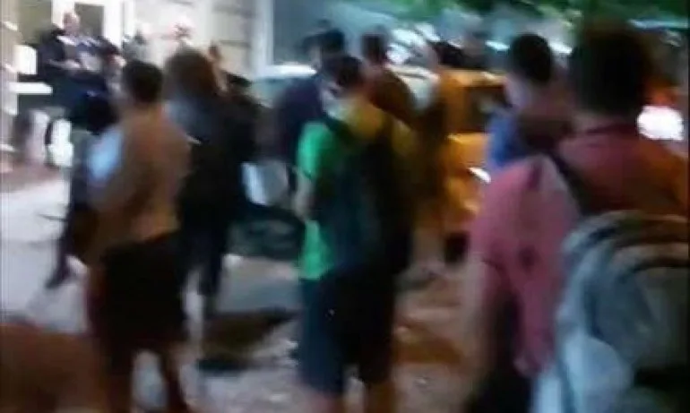 Протестиращи обкръжиха Нинова и Дариткова в БНТ (ОБНОВЕНА) - Tribune.bg