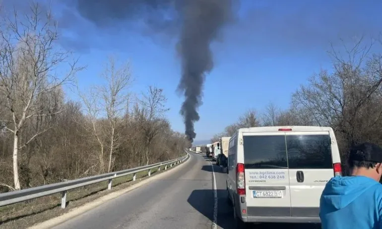 Автобус пламна край Казанлък, образува се километрична опашката от коли - (СНИМКИ/ВИДЕО) - Tribune.bg