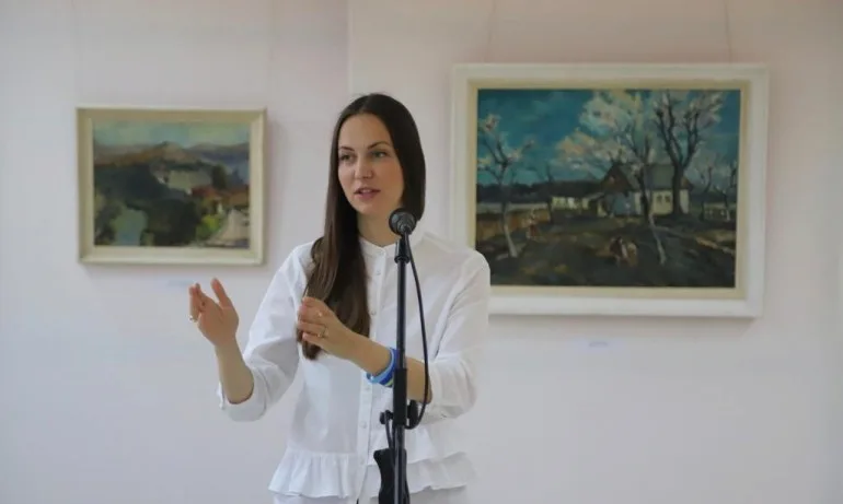 Ева Майдел: Работим до 2030 г. всички млади да завършват средно образование функционално грамотни - Tribune.bg