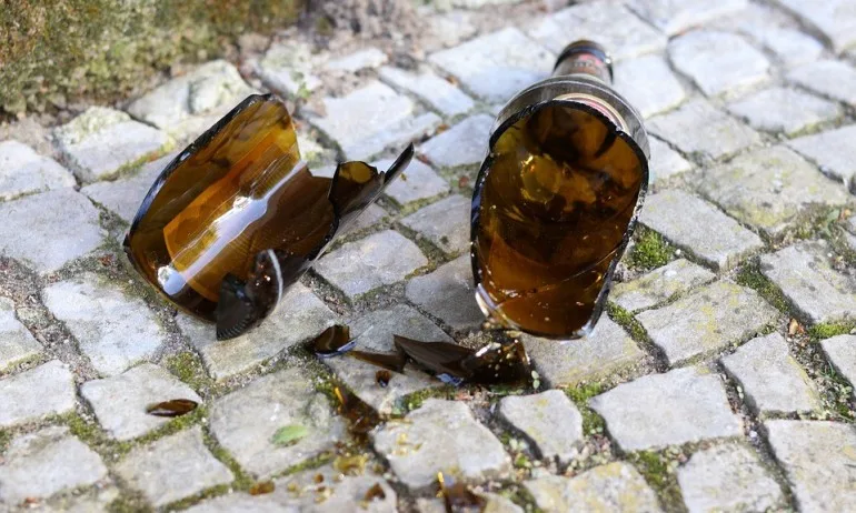 Мъж нападна майка с дете, преряза гърлото си пред полицаи - Tribune.bg