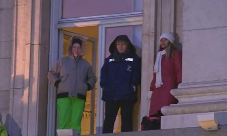 Драма на перваз в НС: Три протестиращи сестри отказват да слязат от прозореца - Tribune.bg