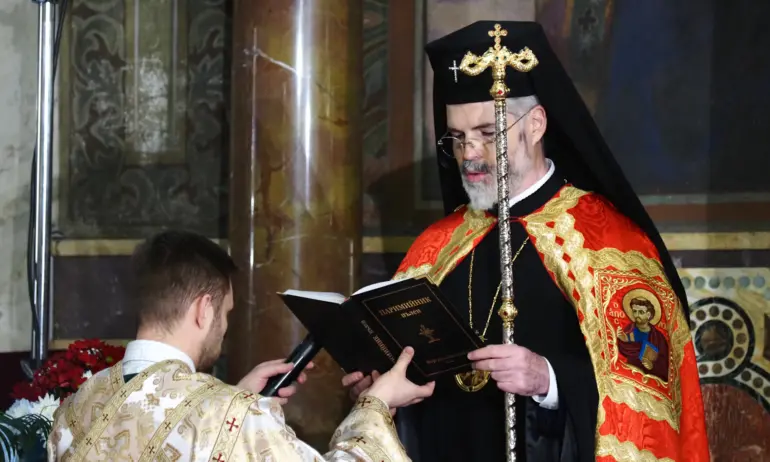 Западноевропейският митрополит Антоний води празничната Рождественска света литургия - Tribune.bg