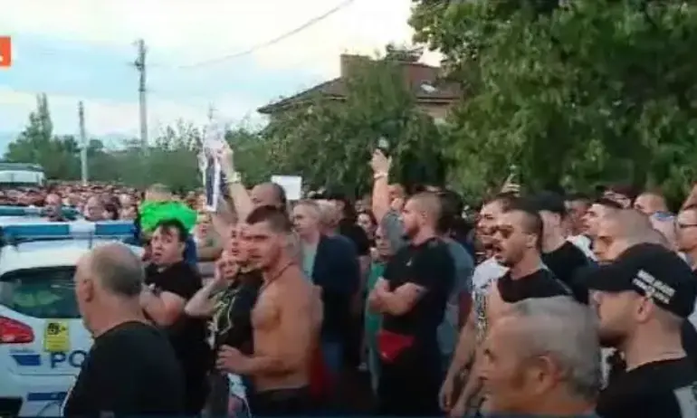 На фона на протести в Цалапица: Съдът решава дали да остави в ареста задържаните близнаци - Tribune.bg