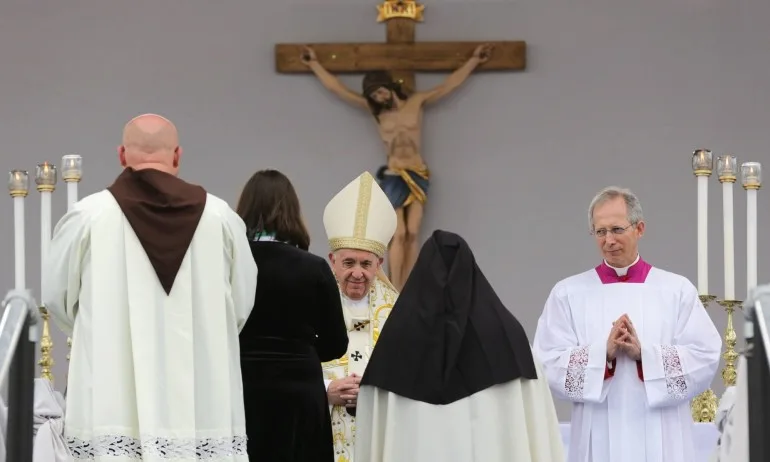 Папа Франциск отива в град Раковски, ще даде първо причастие на 250 деца - Tribune.bg