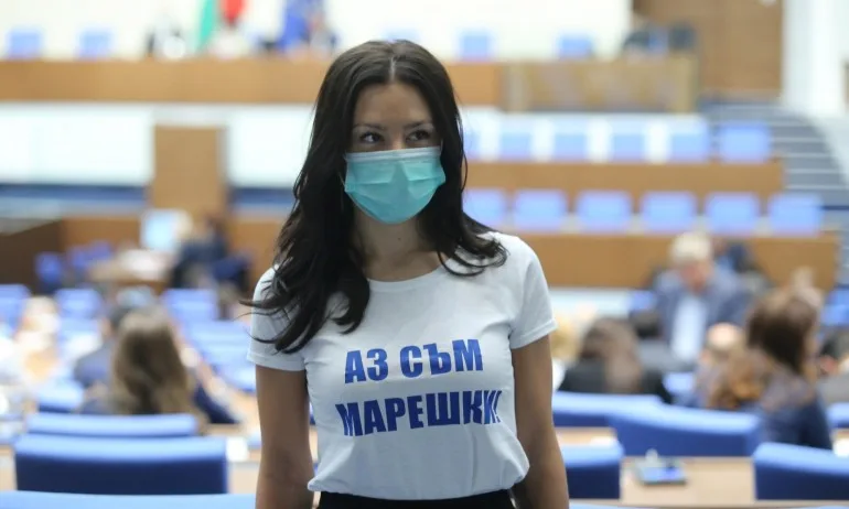 Депутатка от Воля твърди, че я атакуват с голи снимки от конкурс за красота - Tribune.bg