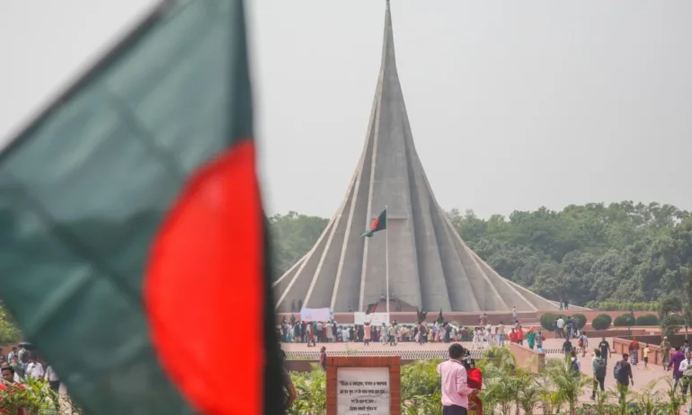 Най-малко 16 загинали при катастрофа на изтребител в училище в Бангладеш - Tribune.bg